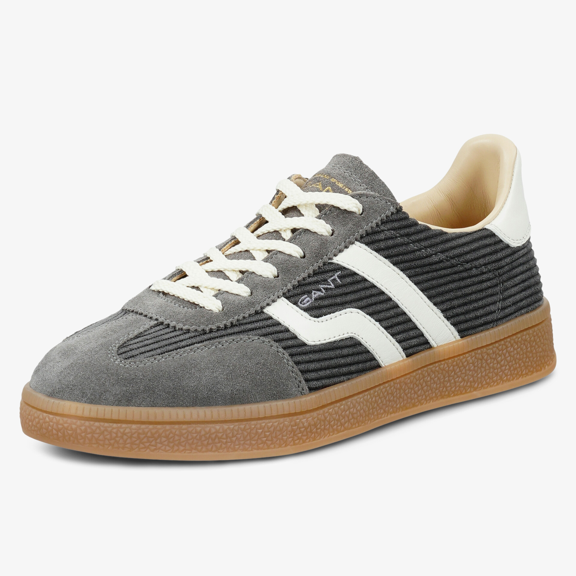 Moderner grauer Sneaker mit weißen Streifen, robuster brauner Gummisohle und bequemem Design für Alltag und Freizeit
