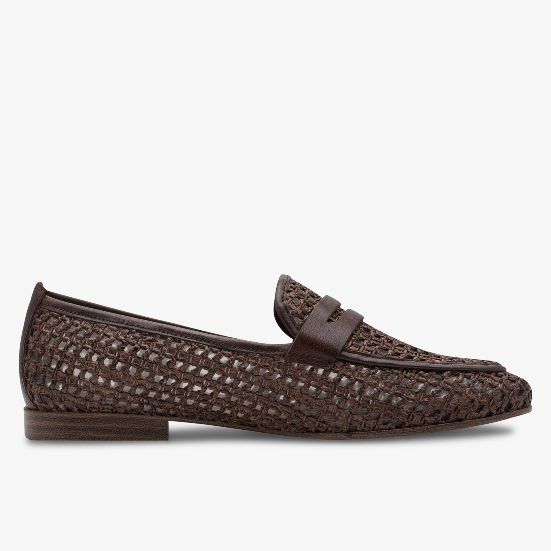 Brauner geflochtener Loafer aus weichem Leder, atmungsaktiv und bequem, seitliche Ansicht