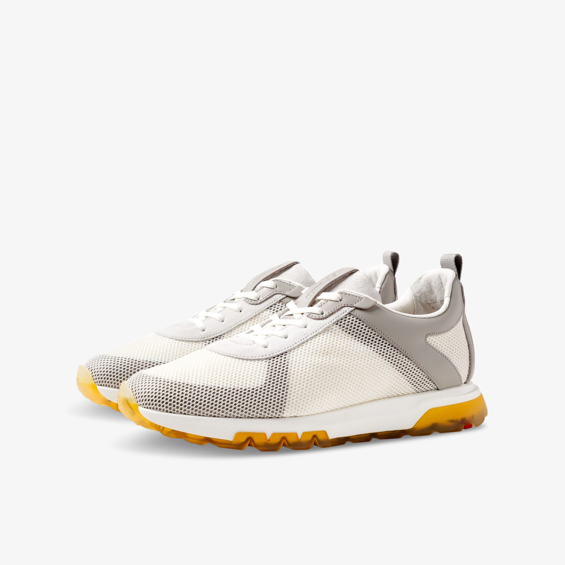 Stylische und leichte Turnschuhe mit rutschfester gelber Sohle, ideal für sportliche Aktivitäten.