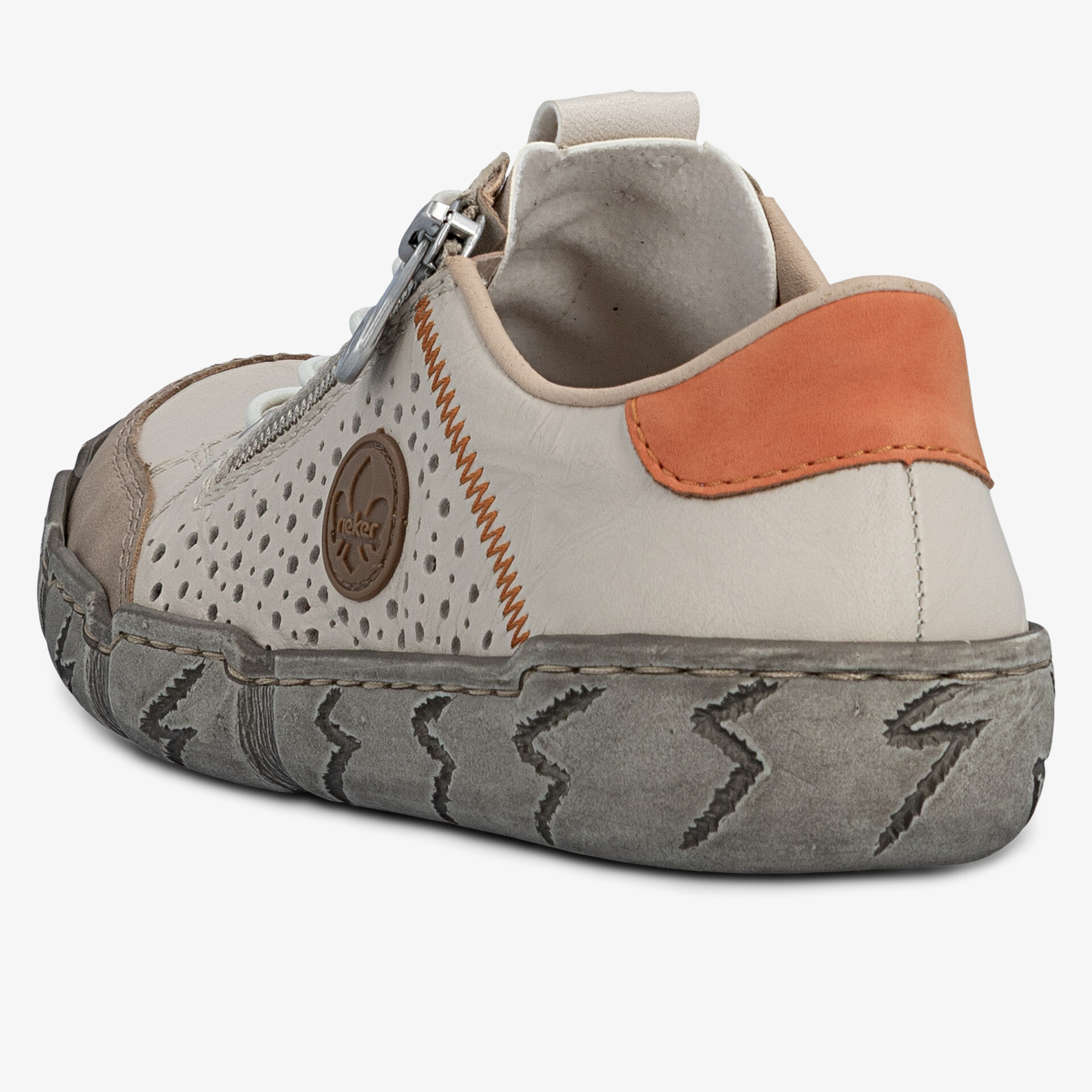 Seitliche Ansicht eines lässigen Schuhs mit perforiertem Obermaterial und auffälliger Schnalle