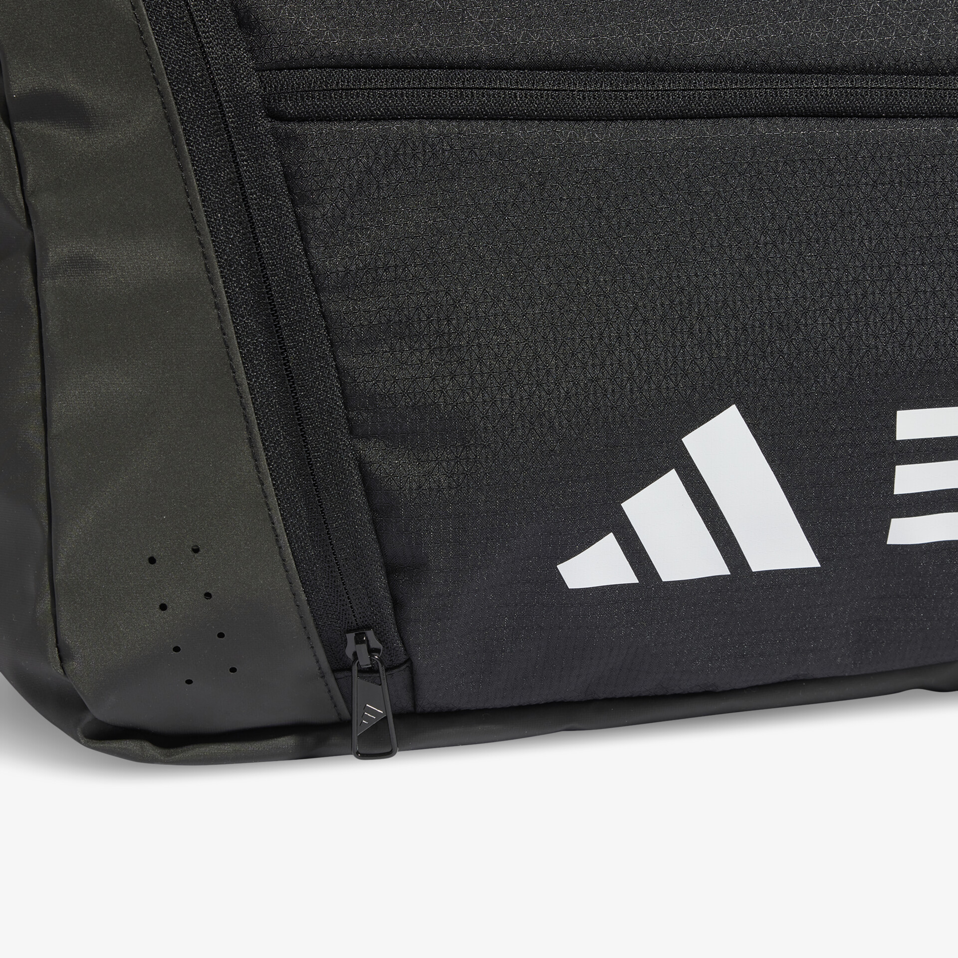 Detailaufnahme eines schwarzen Adidas Rucksacks mit geschlossenem Reißverschluss und robustem Material