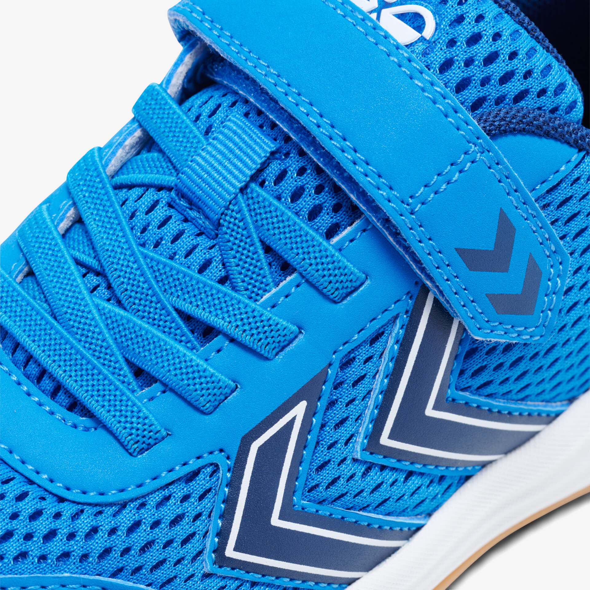 Blauer Sportschuh mit atmungsaktivem Material, stabiler Schnürung und bequemem Klettverschluss für sicheren Halt