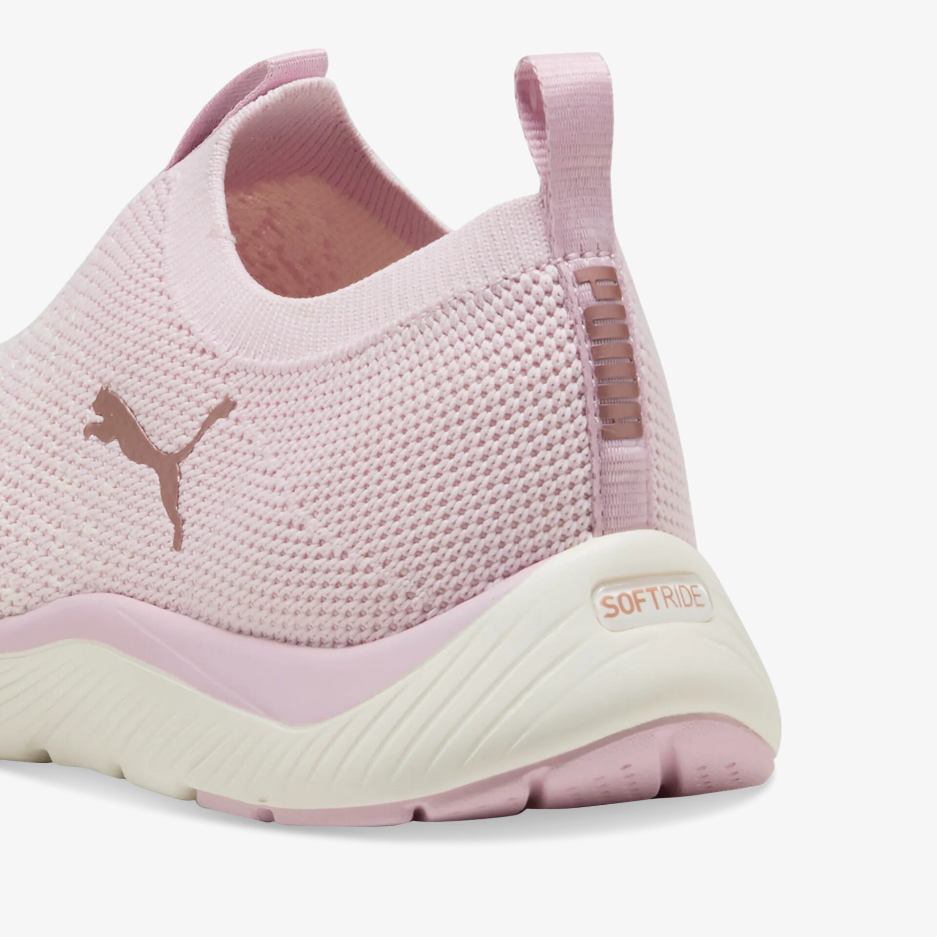 Rosa Sneaker mit atmungsaktivem Material und flexibler, bequemer Sohle im Detail