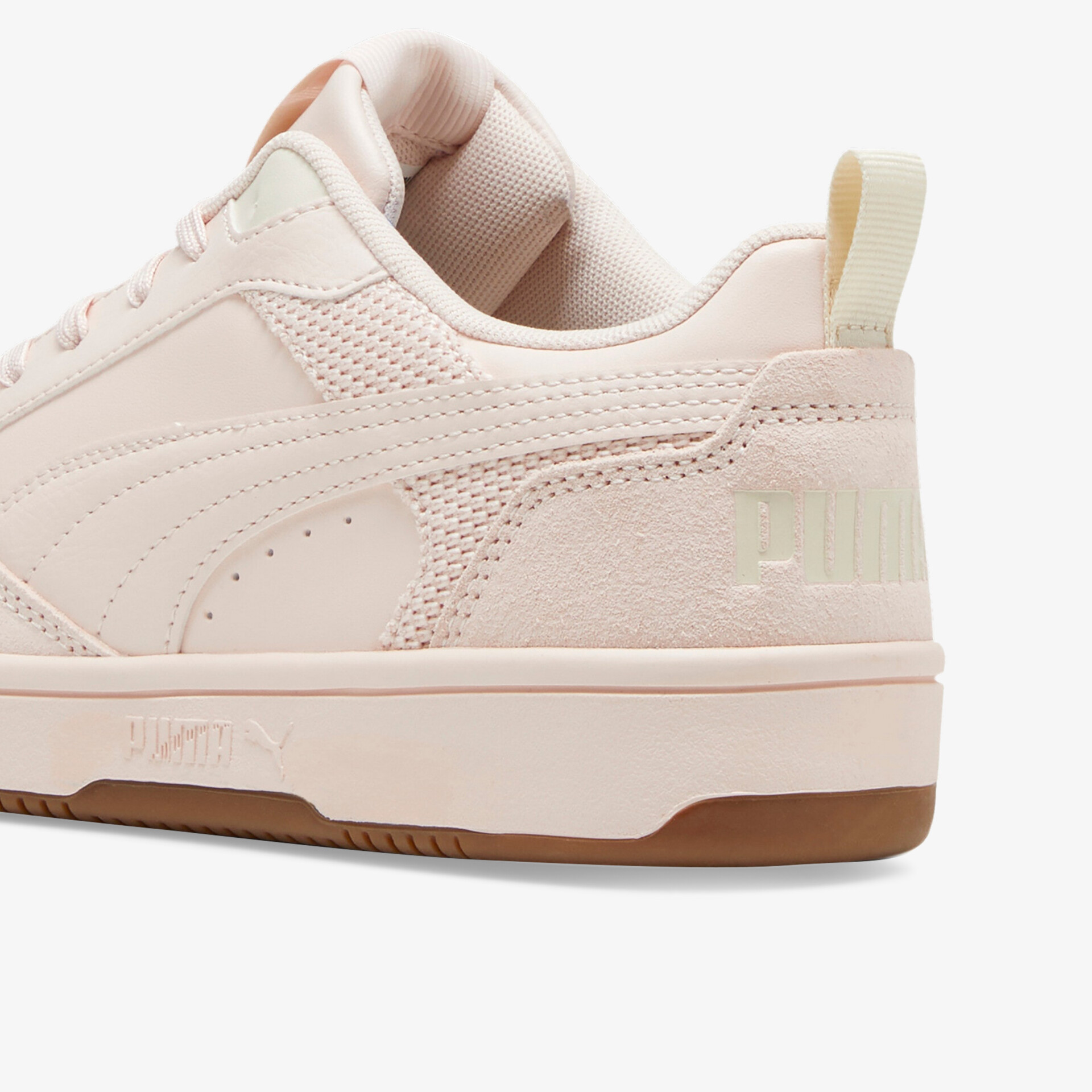 Detailaufnahme eines bequemen modernen Sneakers mit stabilem Sohlenprofil und weicher Polsterung