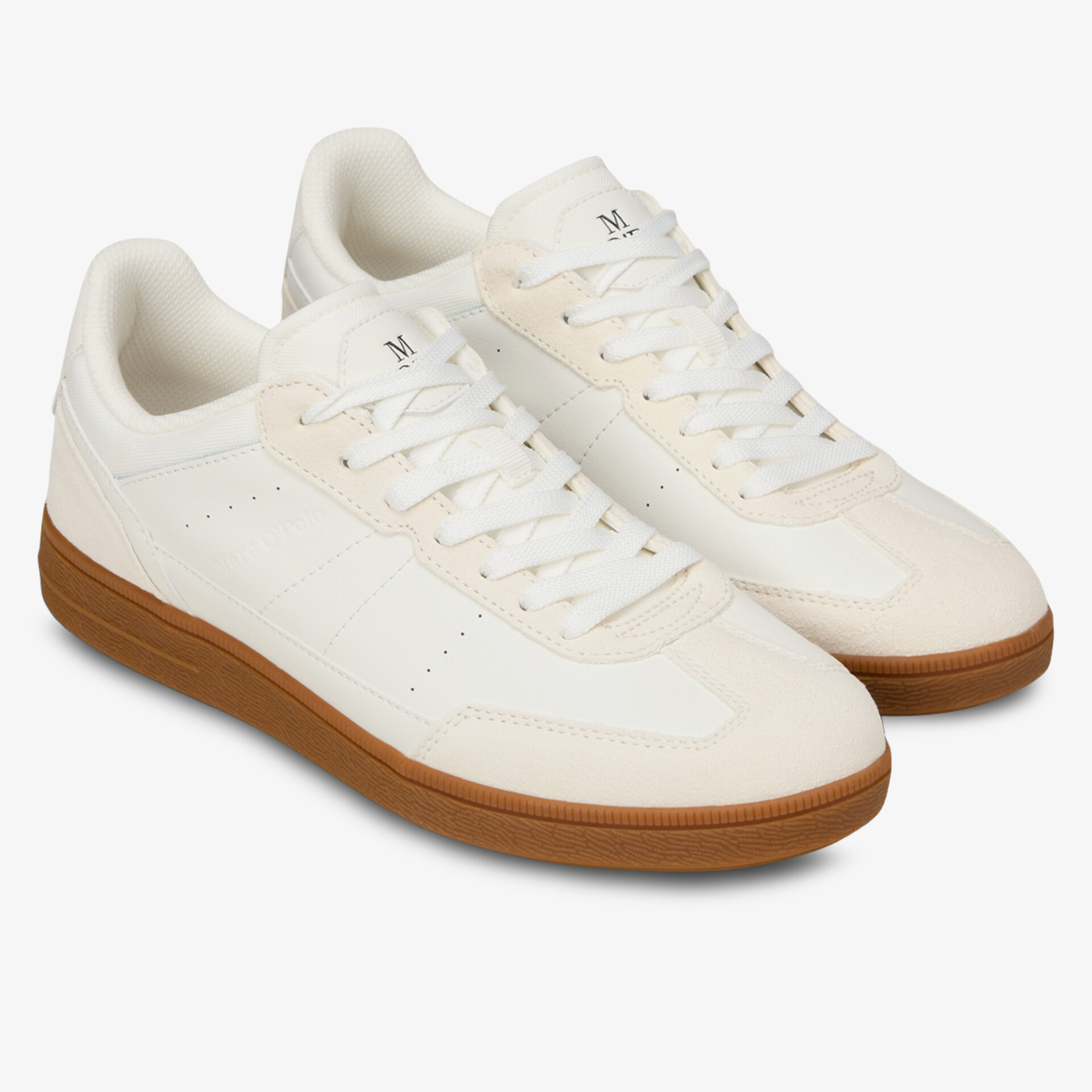Weißer Sneaker mit brauner Sohle, komfortabel, modisch und vielseitig kombinierbar, zwei Schuhe als Paar dargestellt