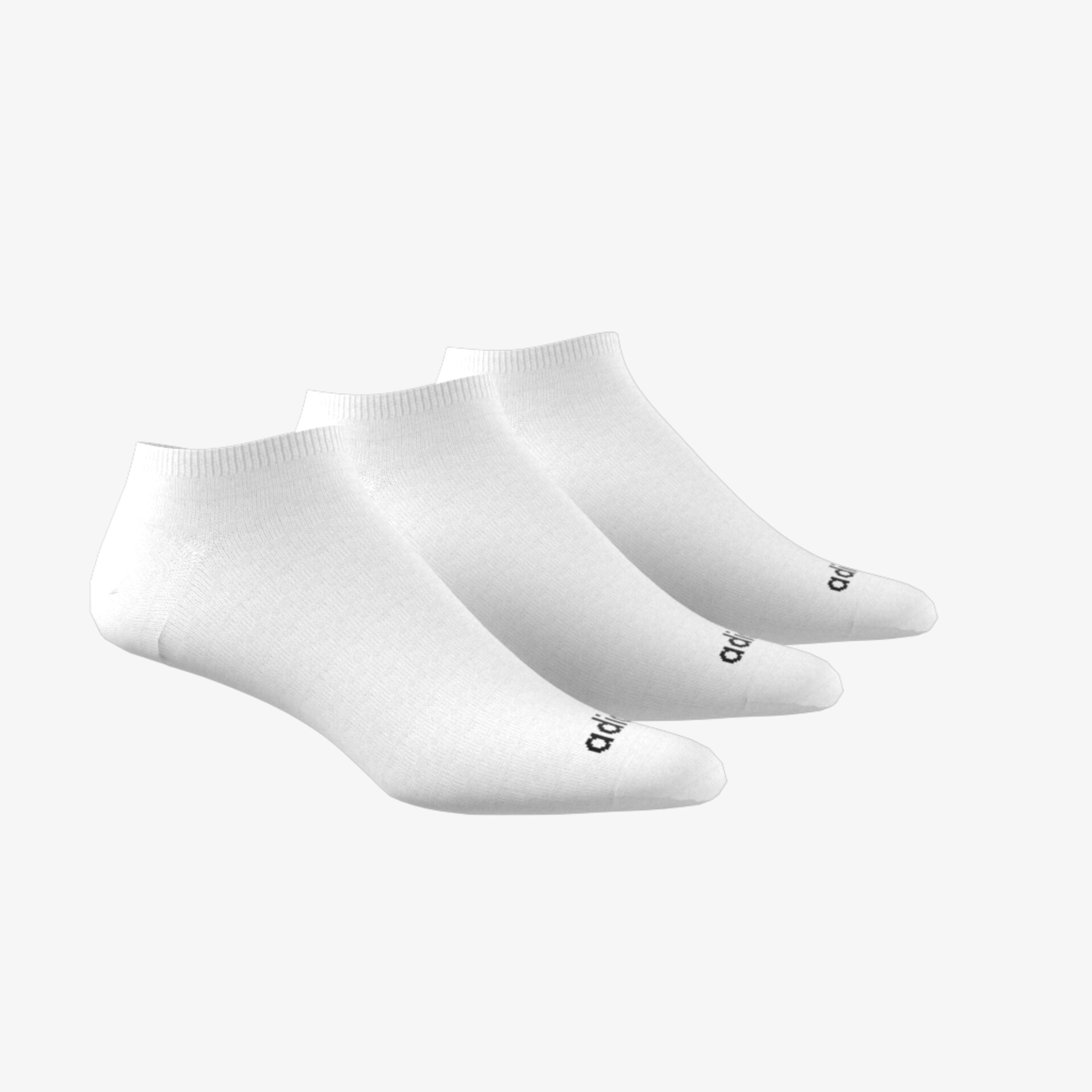 Set aus drei weißen, bequemen Socken mit kleiner Logo-Applikation, ideal für Alltag und Sport.