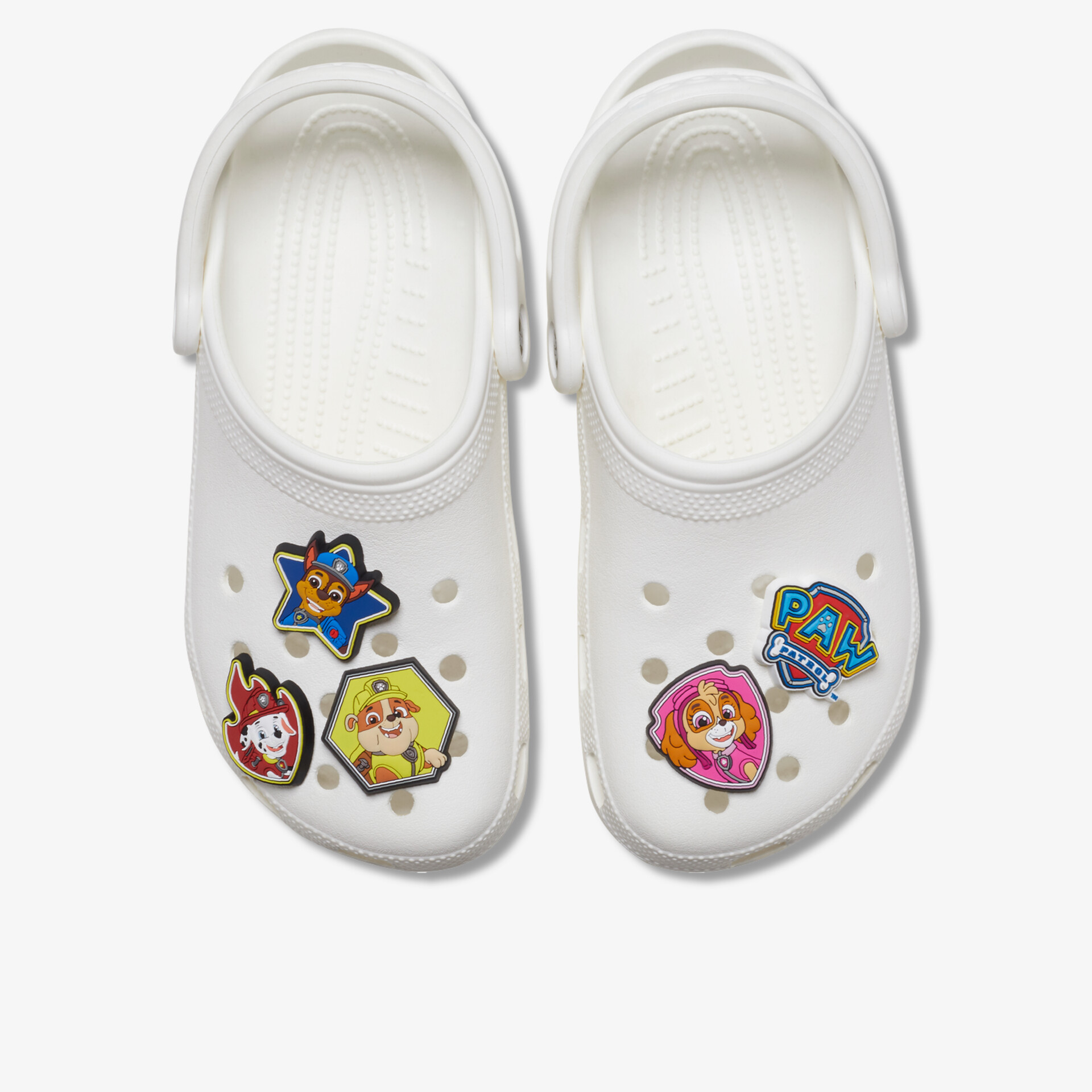 Bequeme weiße Clogs mit farbigen Motiven und rutschfester Sohle, ideal für Alltag und Freizeit.