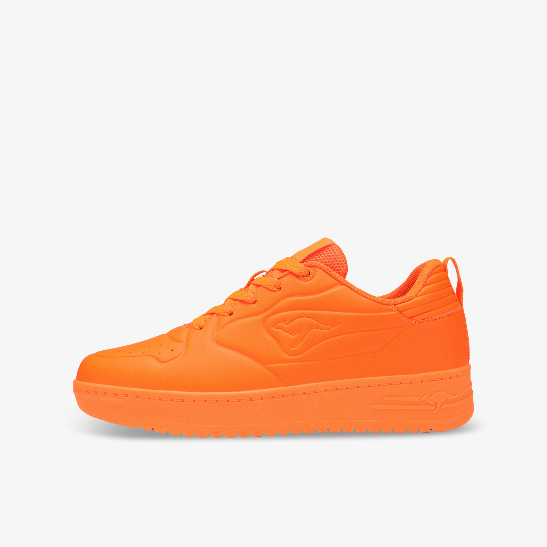 Leuchtend orange Sneaker mit sportlichem Design und robuster Sohle in klarer Seitenansicht