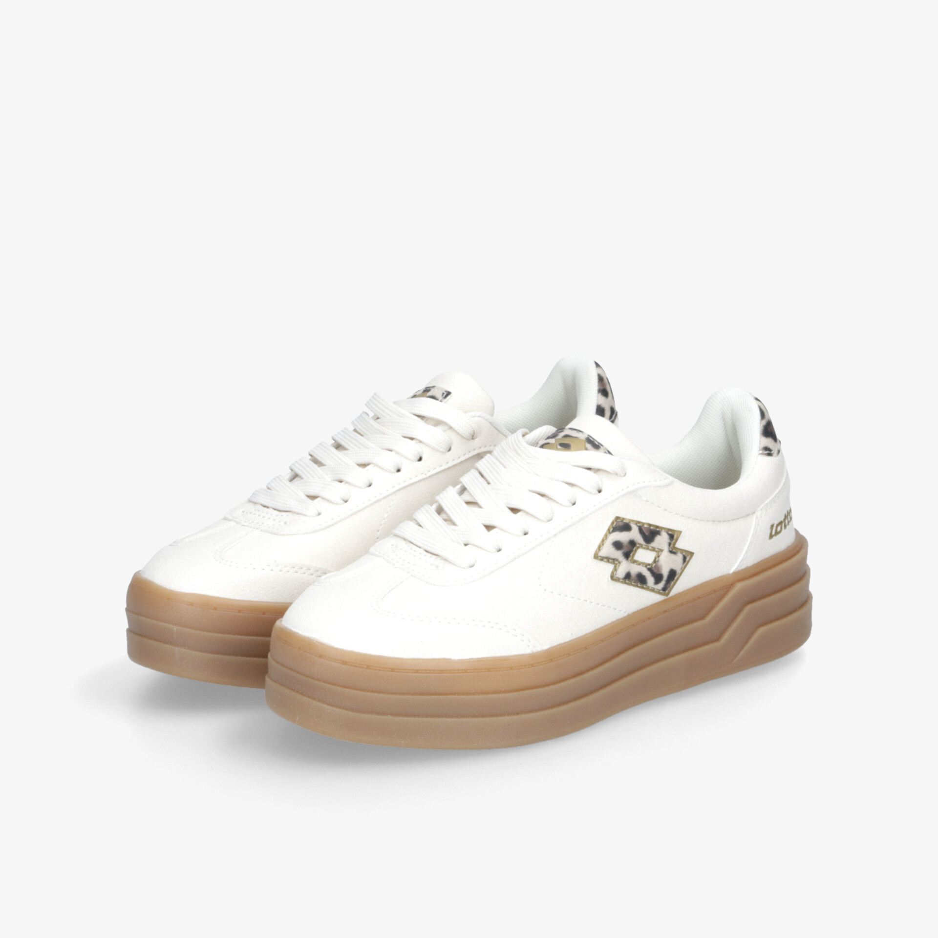 Weiße Sneaker mit beiger robuster Sohle und schnürbaren Verschlüssen, modisch und komfortabel gestaltet