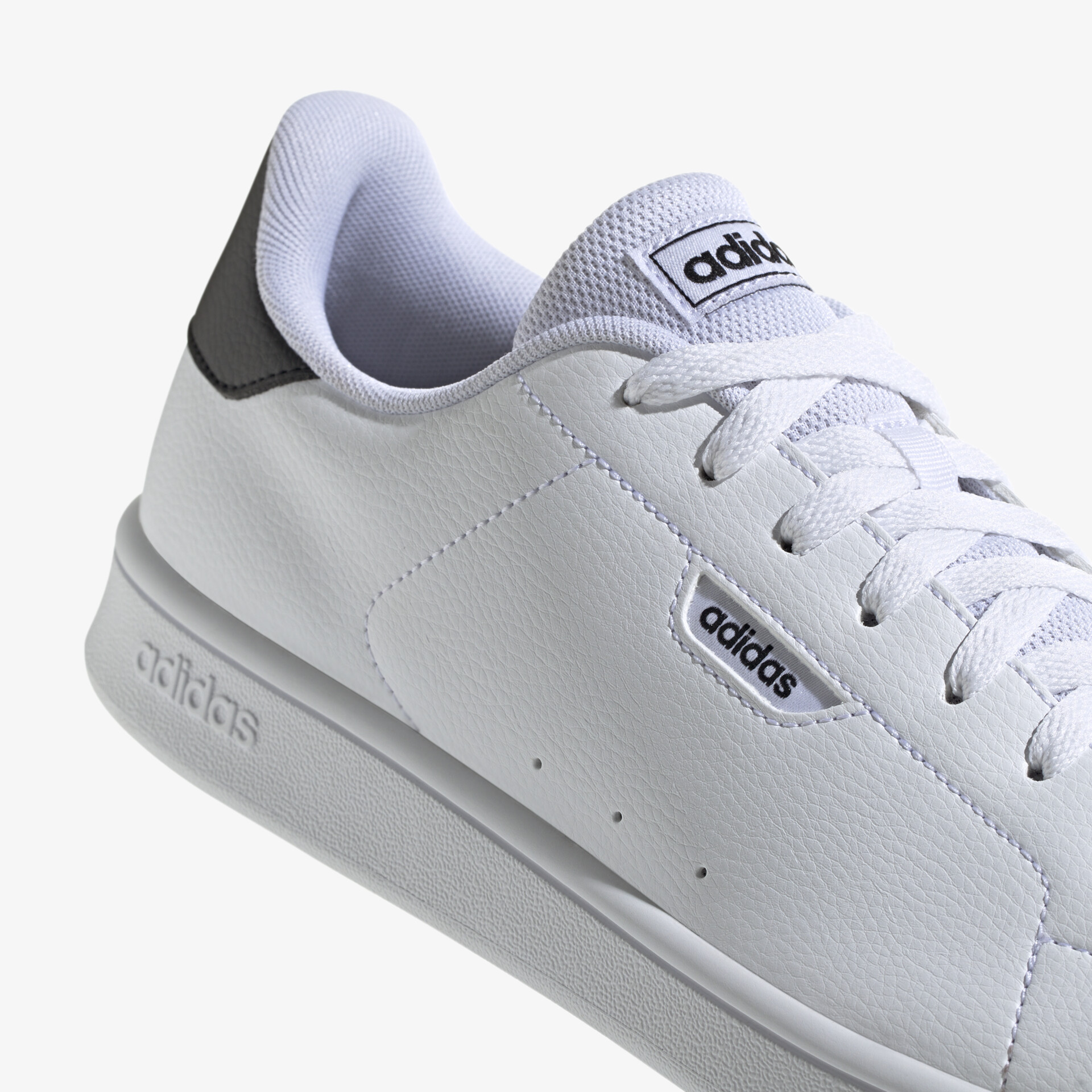 Moderner weißer Sneaker von Adidas mit stilvollem Design und hohem Tragekomfort für sportliche Aktivitäten.