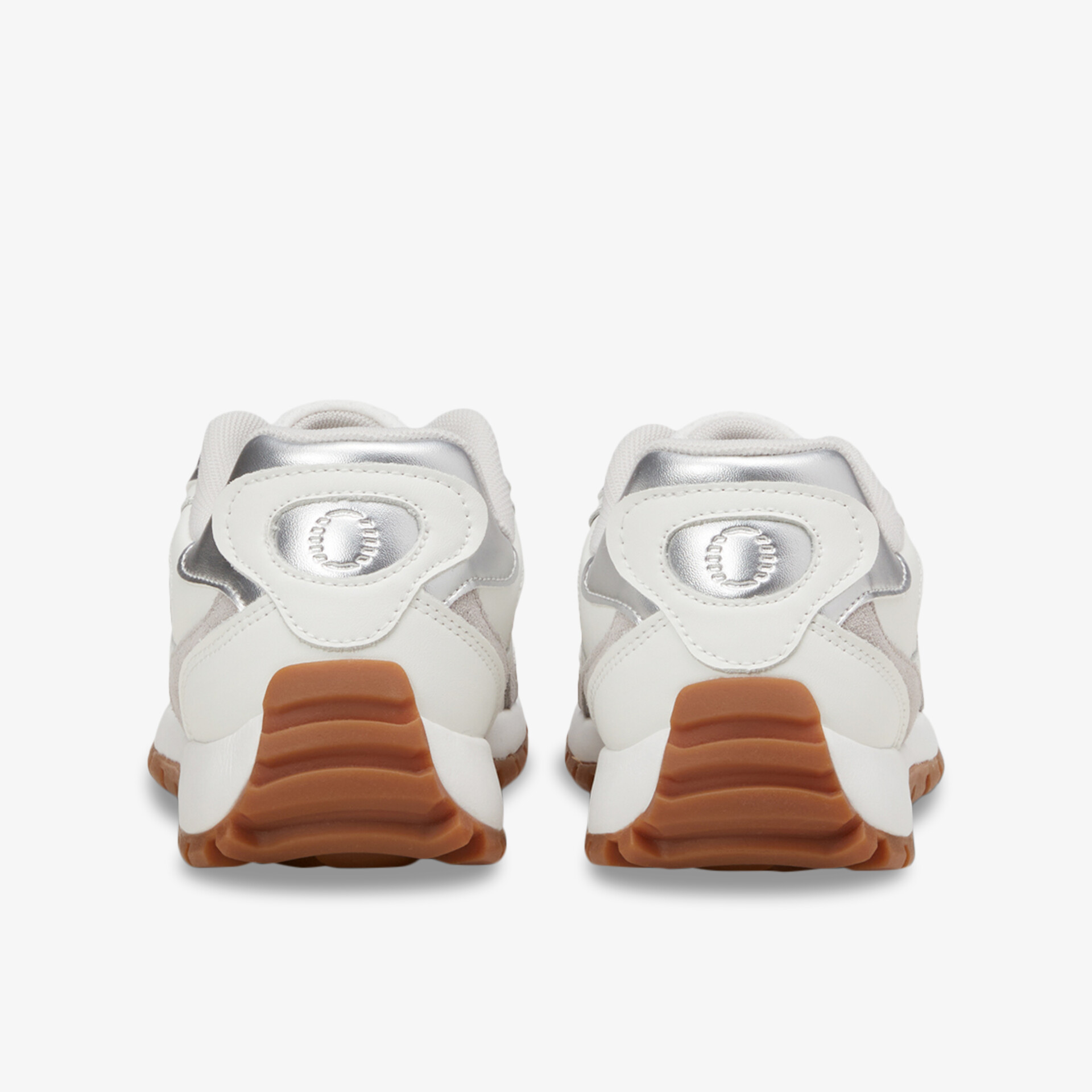 Weiß-braune Sportschuhe Rückansicht als Paar mit robuster, rutschfester Sohle für optimalen Komfort