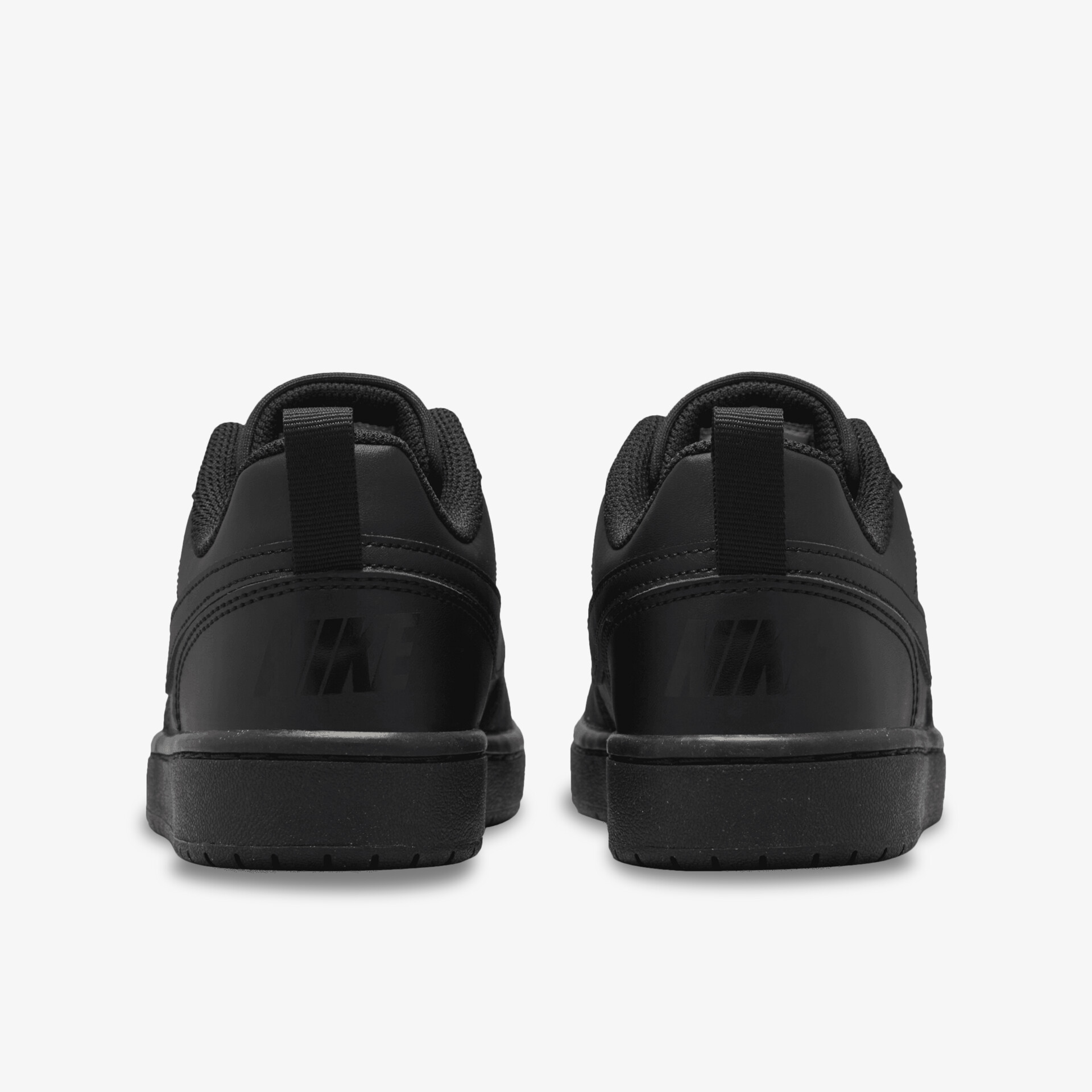 Schwarzes Paar Schuhe von hinten mit robuster, bequemer dicker Sohle und klassischem Design