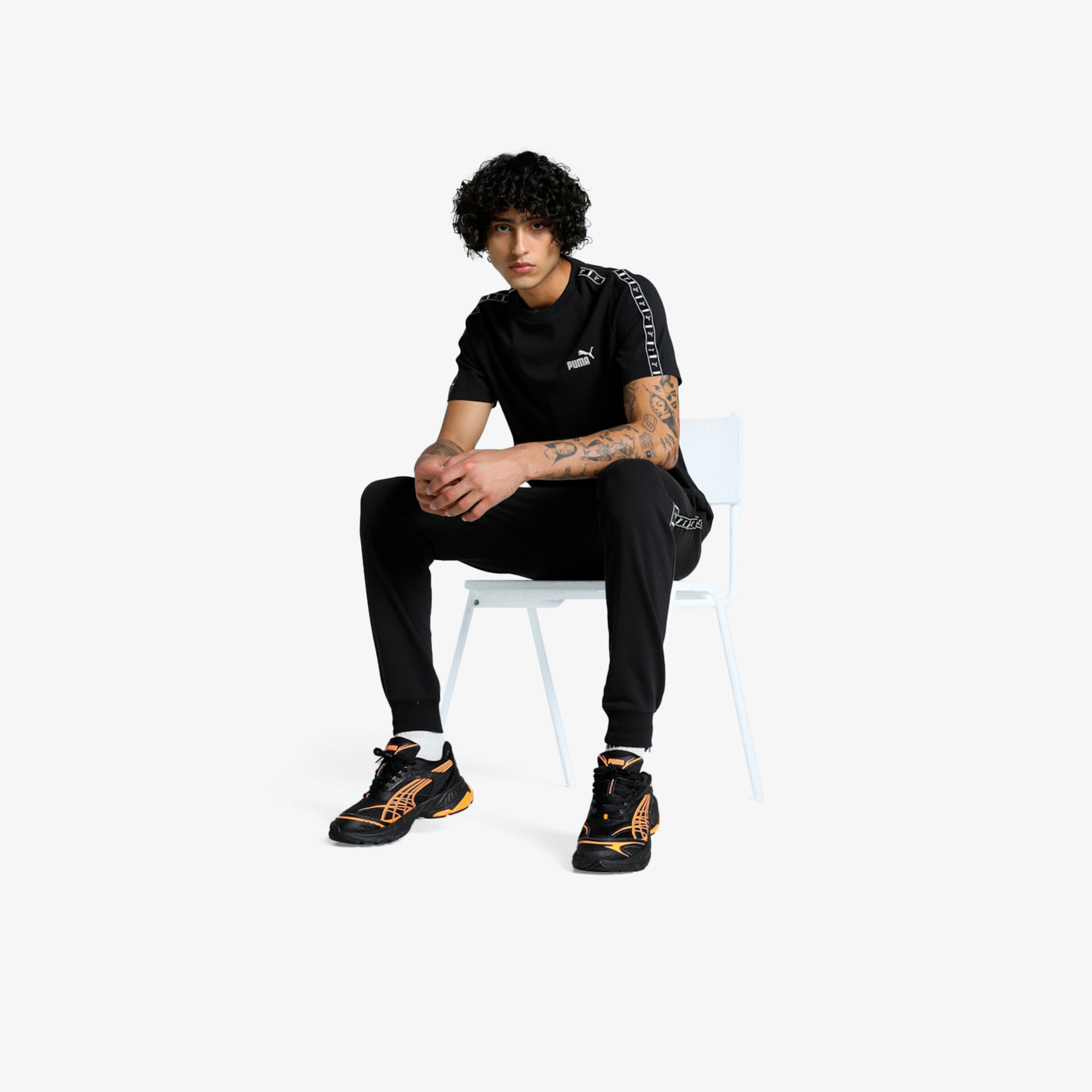 Sportliche schwarze Schuhe mit komfortabler Passform und modernem Design, getragen von sitzendem Modell