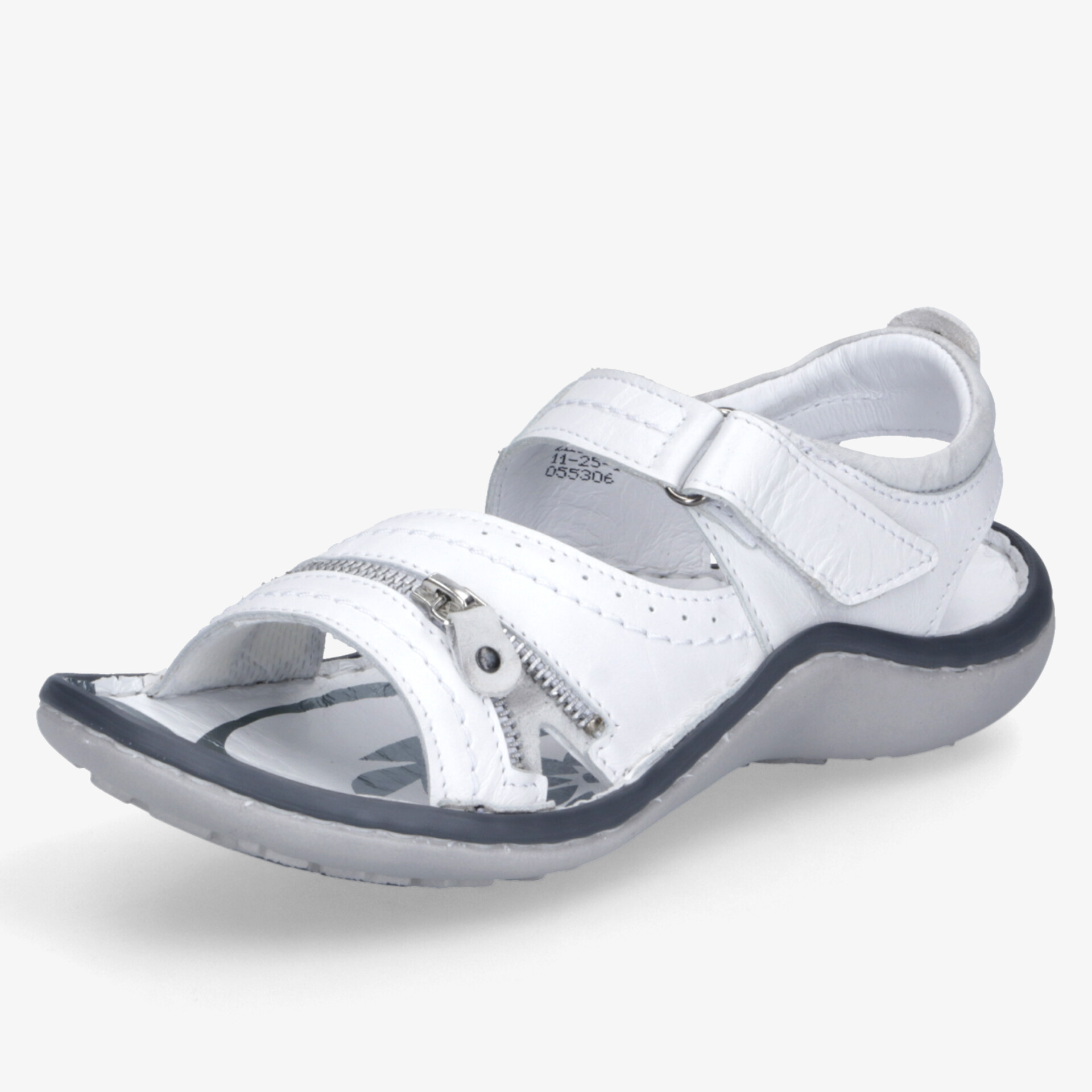 Weiße Sportsandale mit verstellbarem Riemen und gepolsterter Sohle für hohen Tragekomfort und guten Halt.