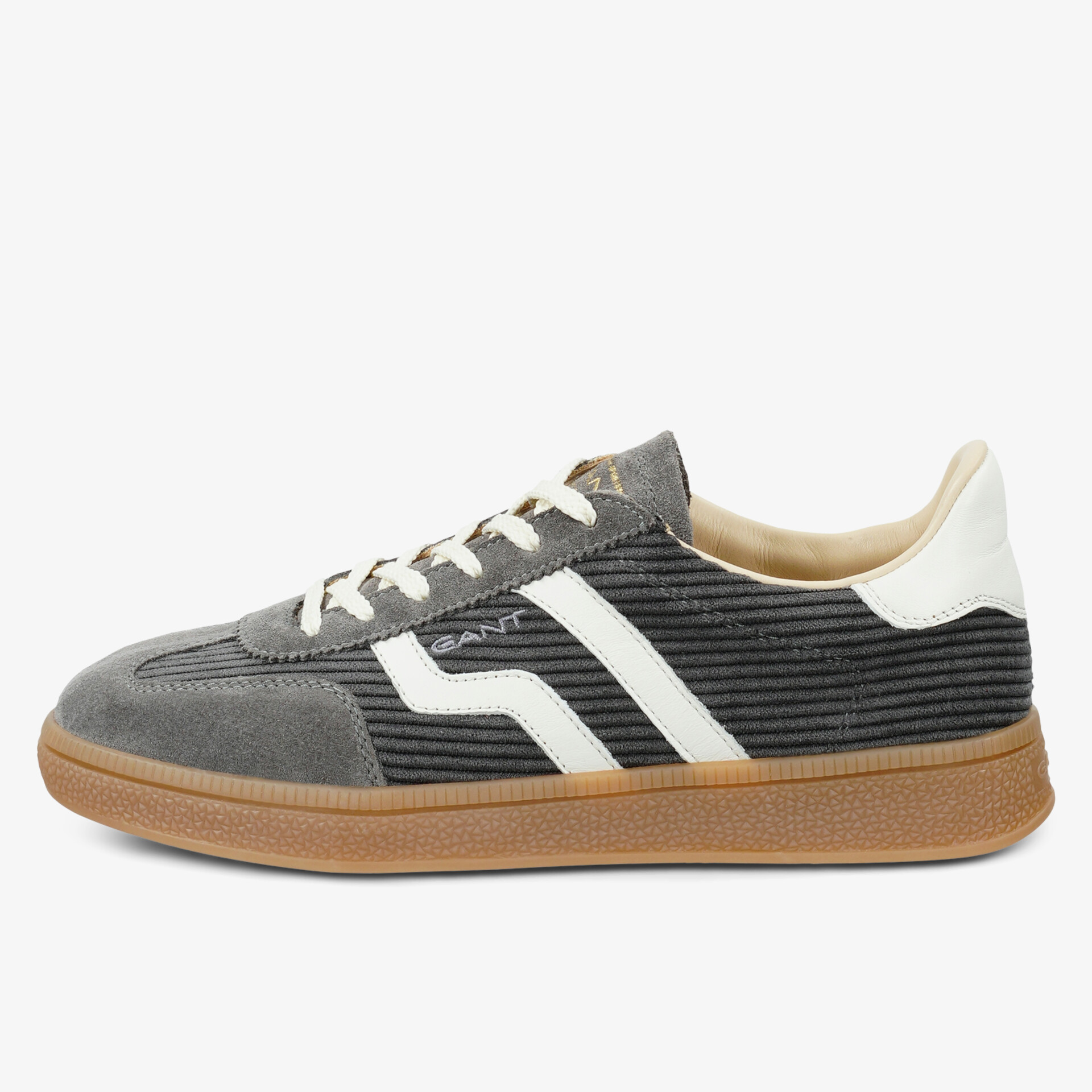 Seitliche Ansicht eines grauen Sneakers mit weißen Akzenten und brauner Gumminsohle