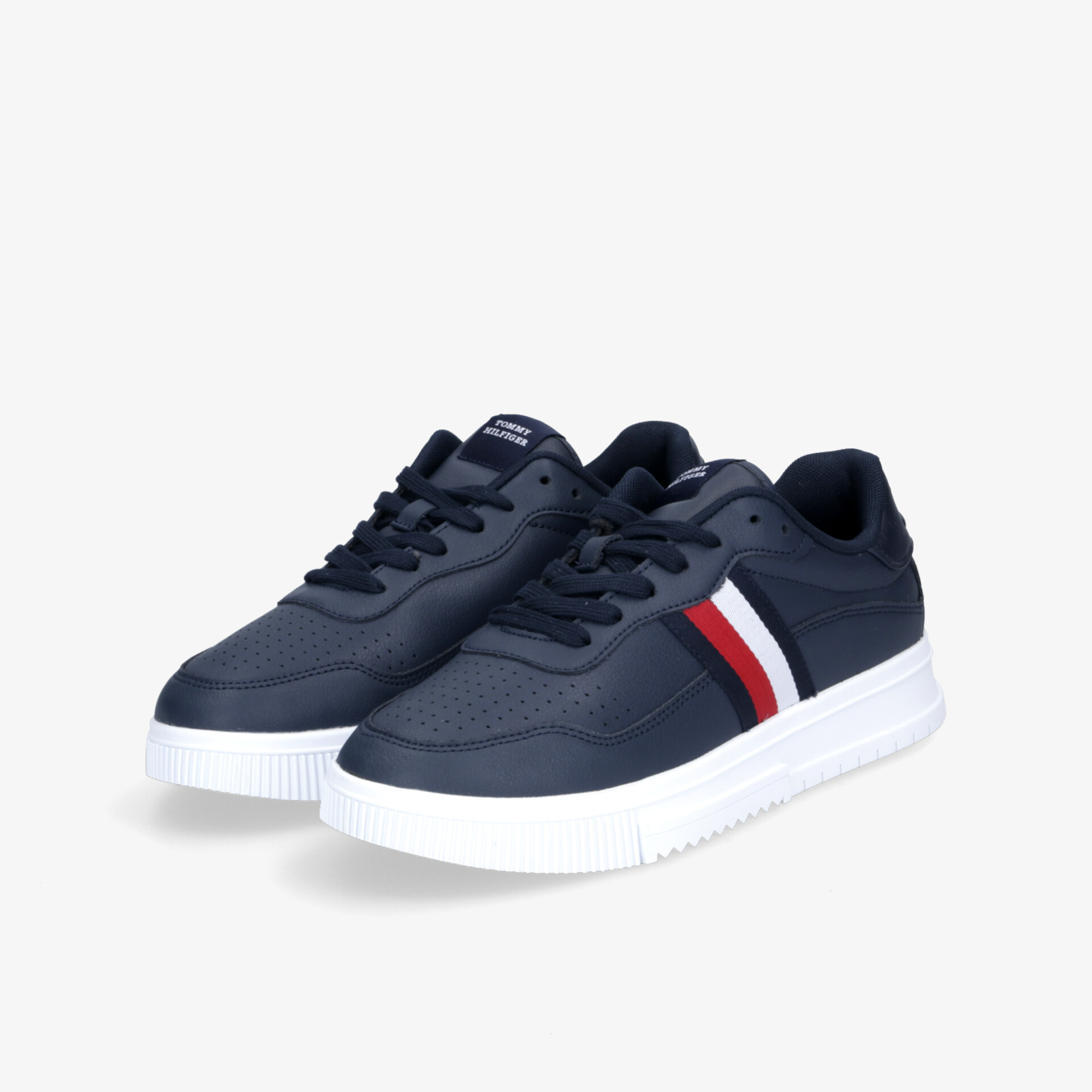 Moderner Sportschuh in blau mit weißer Sohle und rotem Detail, bequem und atmungsaktiv für vielseitigen Einsatz
