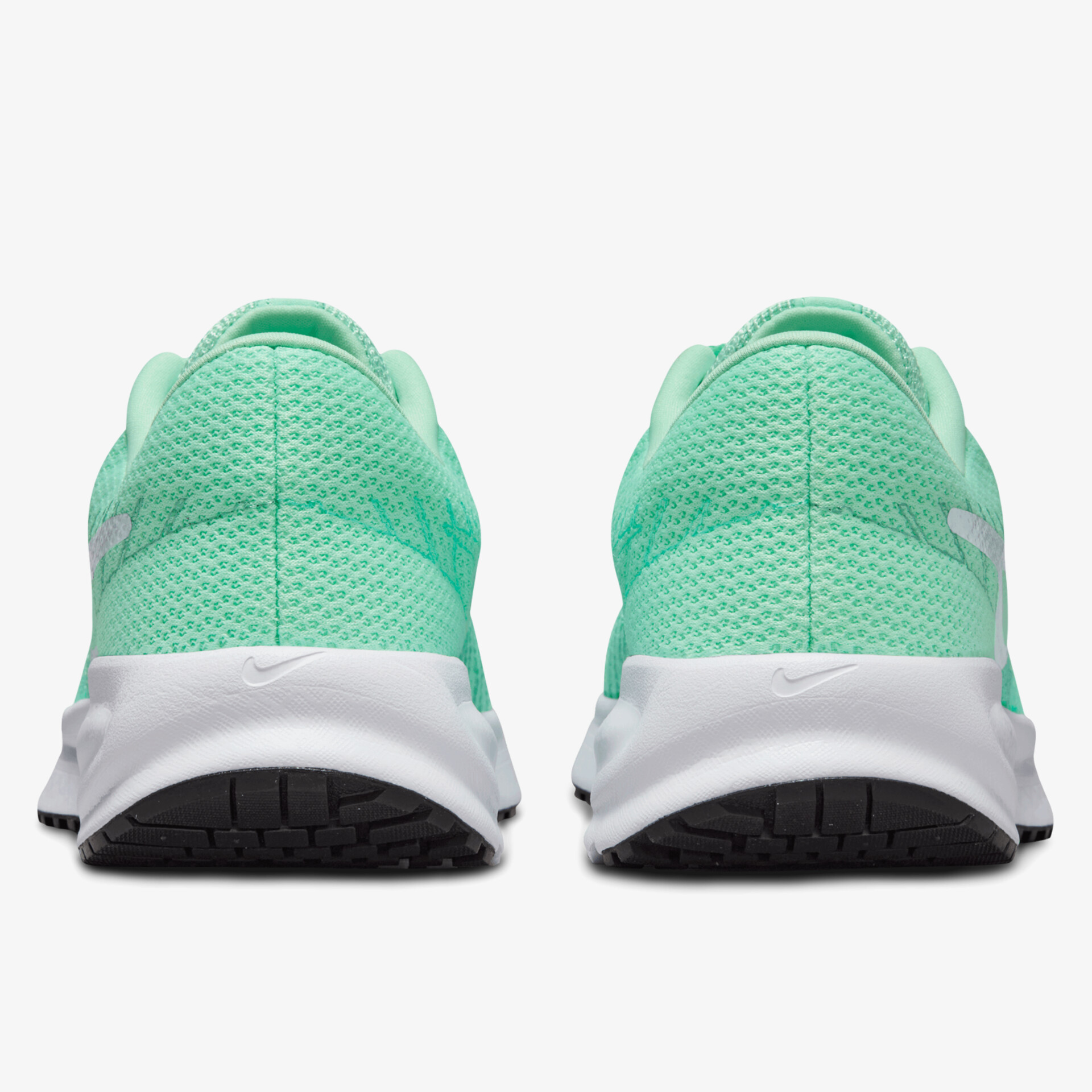 Rückansicht von zwei sportlichen, leichten und atmungsaktiven Laufschuhen mit weißen Sohlen