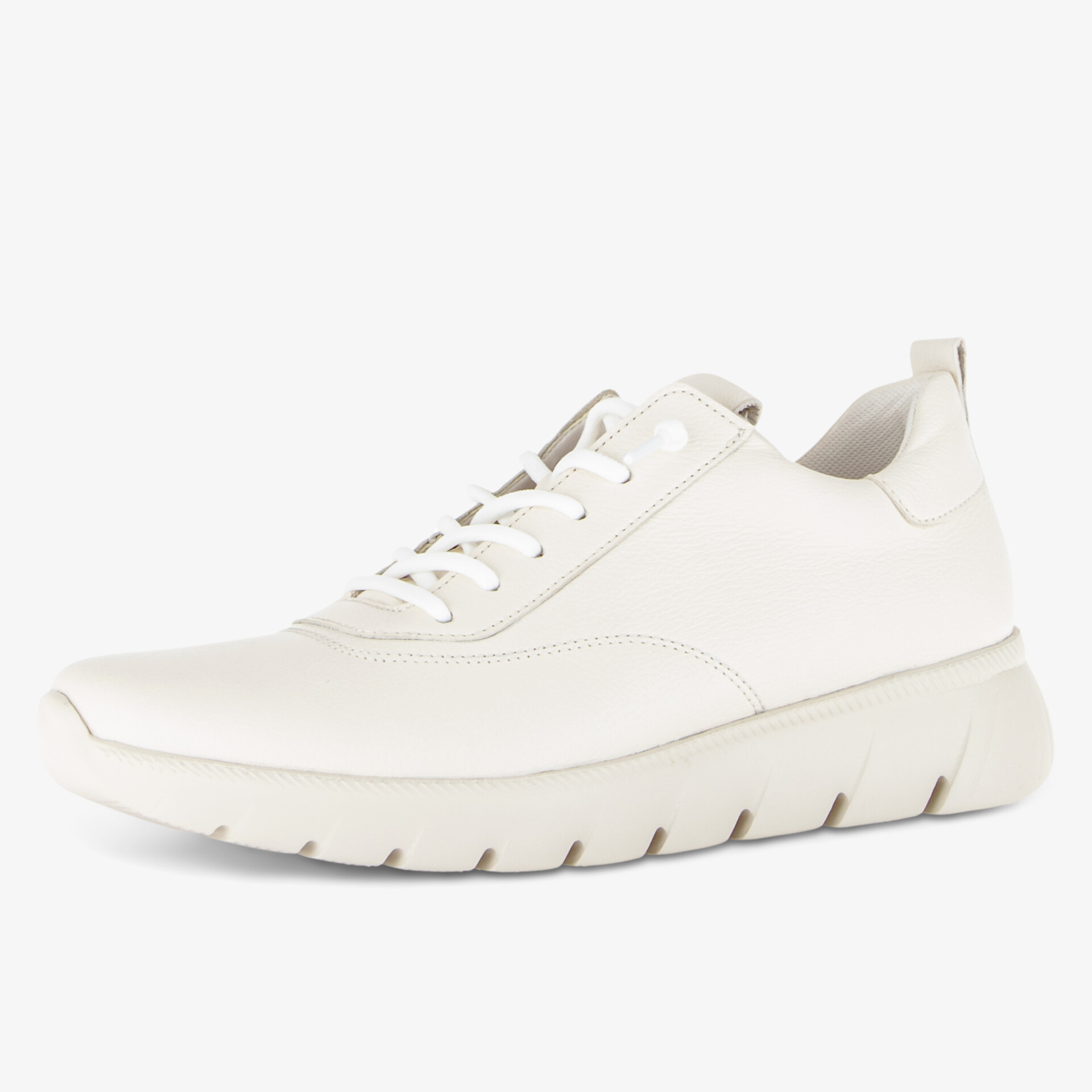 Lässiger weißer Sneaker mit modernen Details und bequemer Sohle für vielseitigen Einsatz