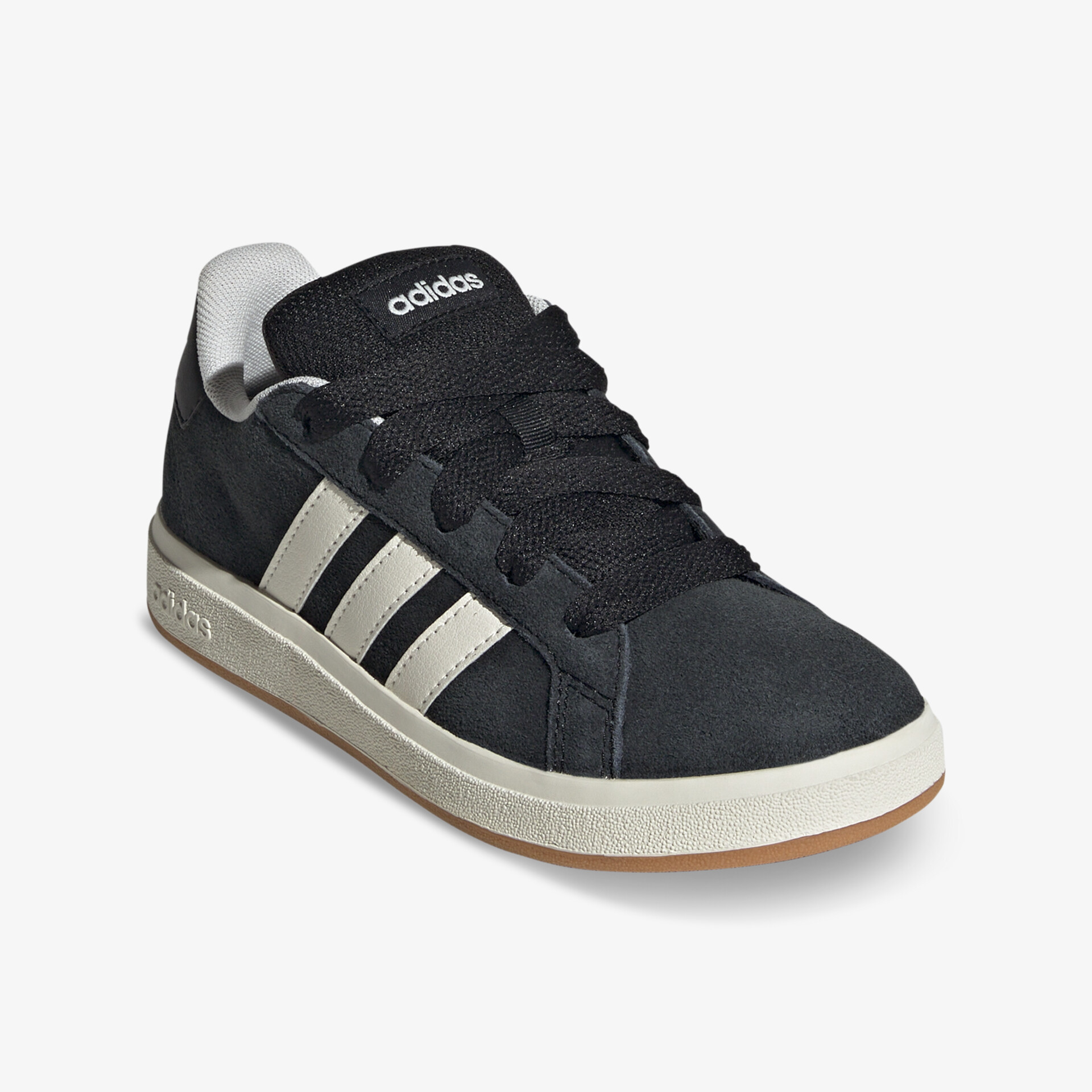 Schwarzer Adidas Sneaker mit weißer Sohle und markanten drei Streifen, moderne 3-4 Ansicht