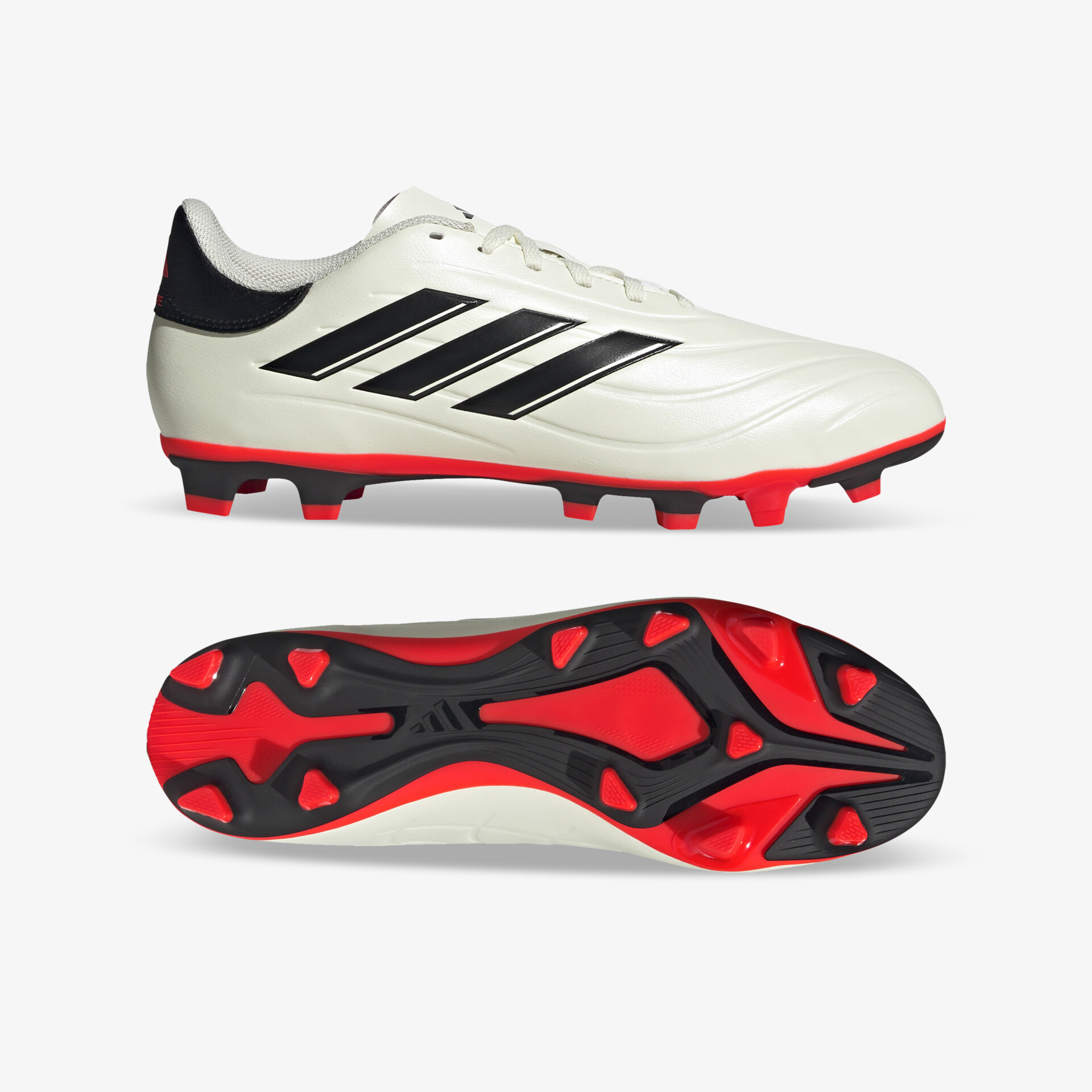 Moderner Fußballschuh mit strapazierfähiger Oberfläche und rutschfester roter Sohle für optimale Leistung im Freien