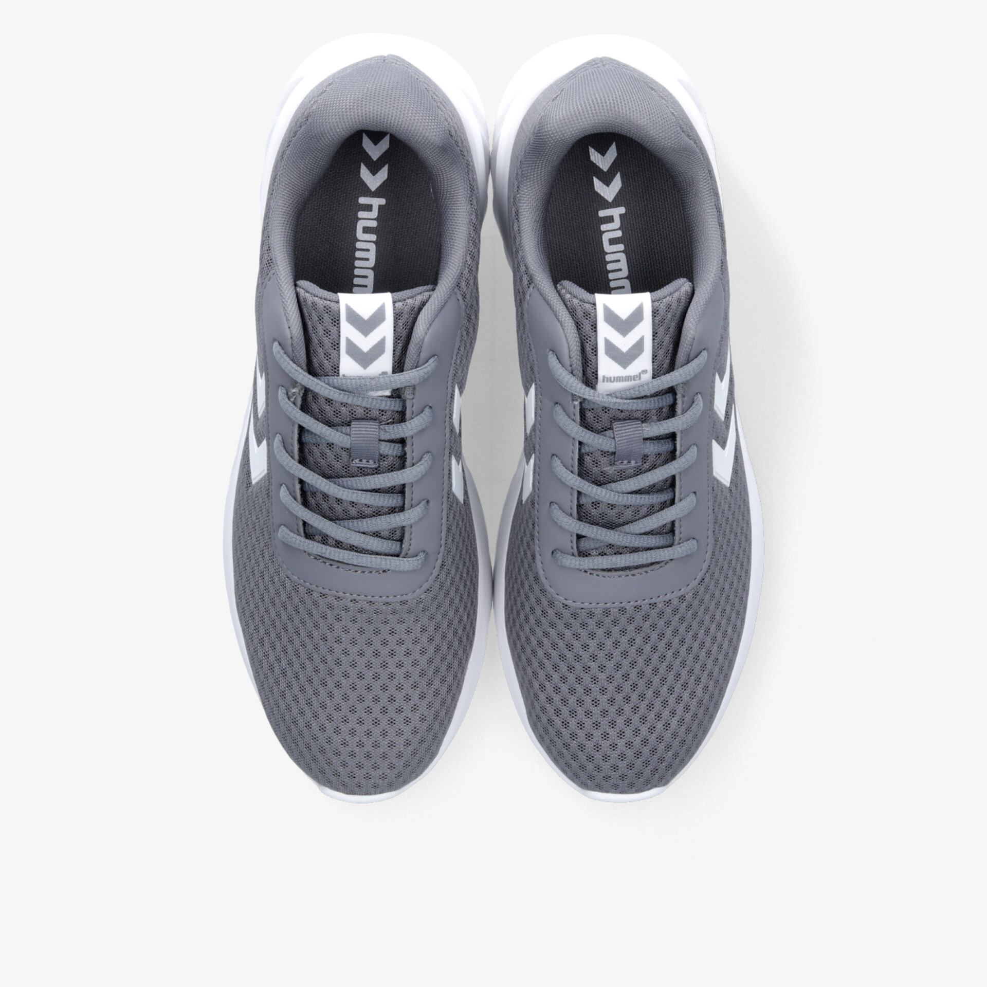 Sportlicher grauer Laufschuh mit atmungsaktivem Material und bequemer Passform von oben fotografiert