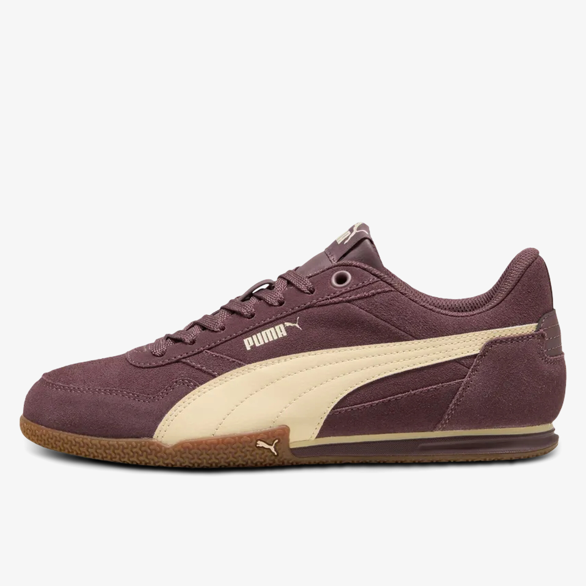 Seitliche Ansicht des schmalen, samtigen Veloursledersneakers mit beiger PUMA-Zierleiste und brauner Gummisohle
