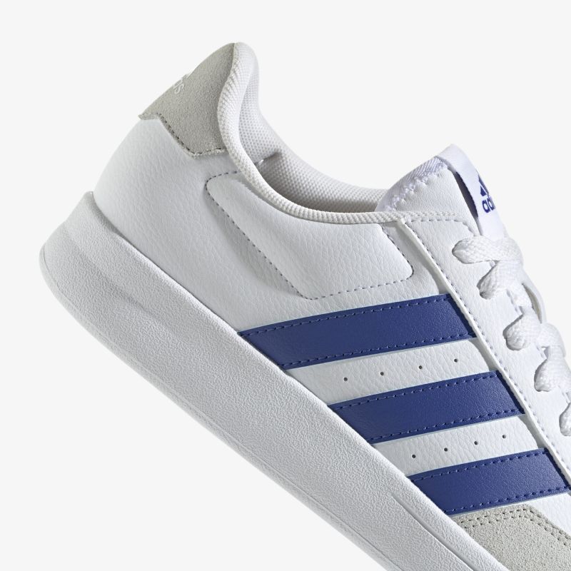 Stylischer weißer Sneaker mit blauen Streifen, ideal für Sport und Freizeit, bietet hohen Tragekomfort.