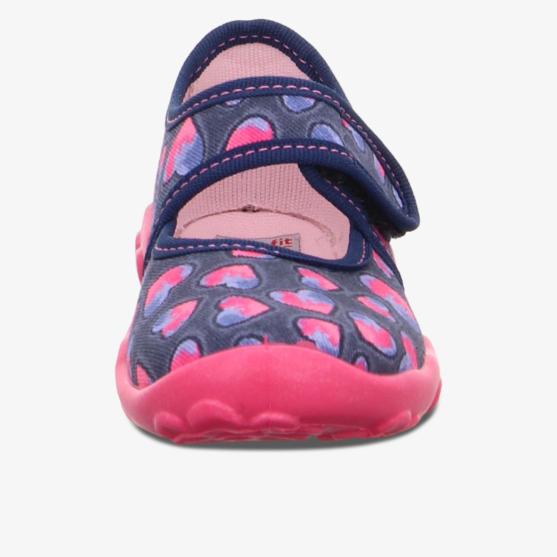 Frontansicht eines bequemen und gut gepolsterten Schuhs mit rutschfester Sohle und einfachem Verschluss