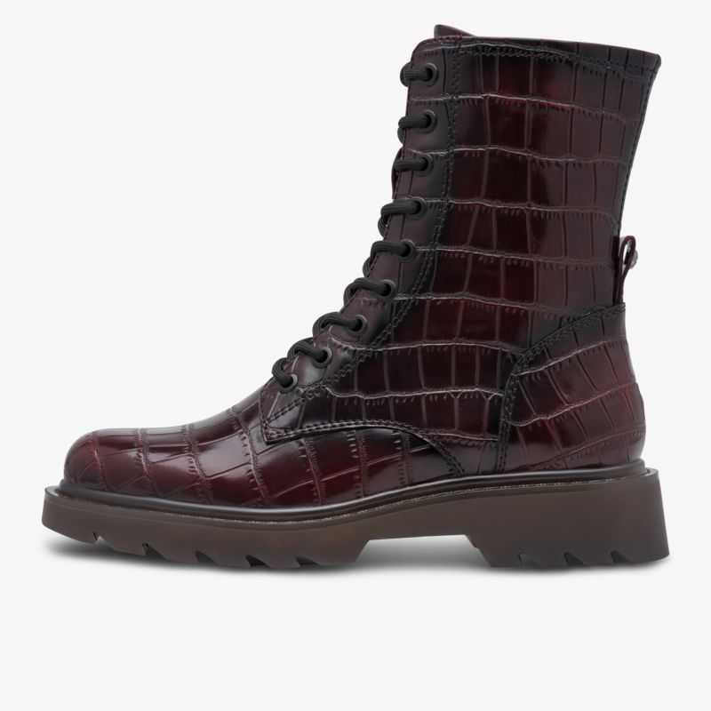 Robuster Schnürstiefel mit prägnanter Profilsohle und hochwertiger Oberfläche in seitlicher Ansicht