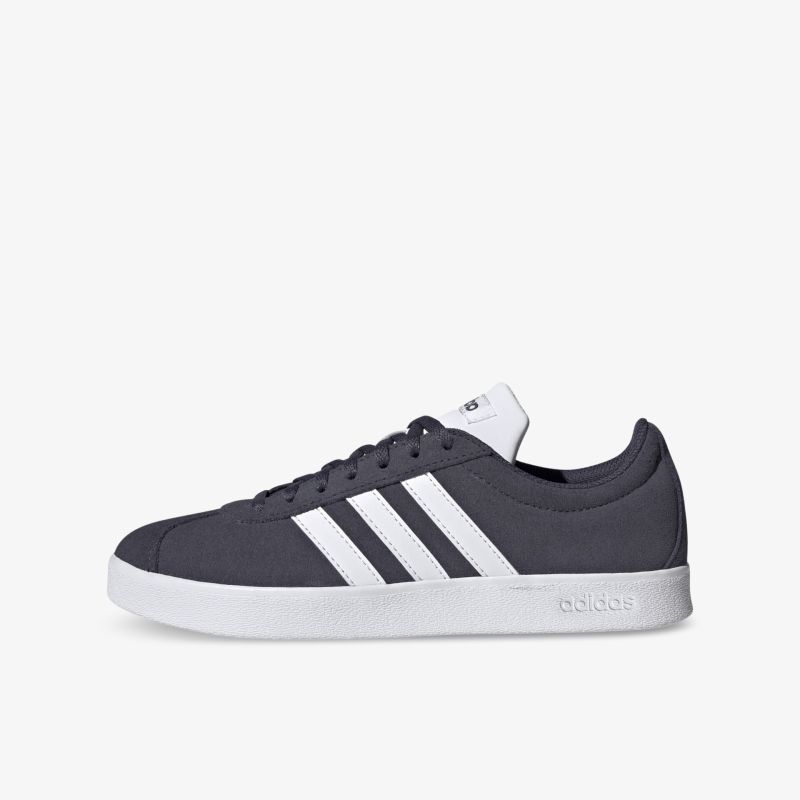 Adidas Sneaker in Dunkelgrau mit weißen Streifen und robuster Sohle für stilvolles, bequemes Tragegefühl.