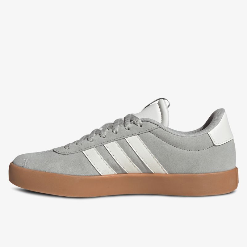 Seitenansicht grauer Sportschuh mit weißen Streifen und brauner Gummisohle auf weißem Hintergrund