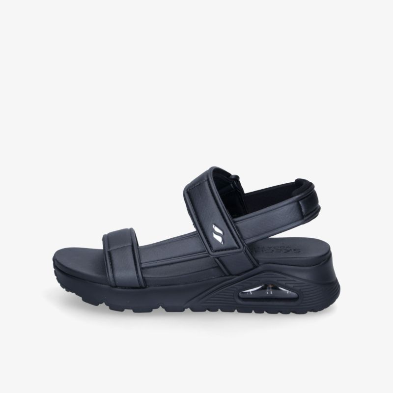 Bequeme schwarze Sandale mit gepolsterter Sohle und verstellbaren Riemen für angenehmen Halt