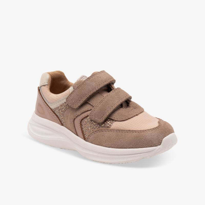 Bequemer Freizeitschuh mit zwei Klettverschlüssen in beigem Farbton, leichte rutschfeste Sohle, flexibler Komfort
