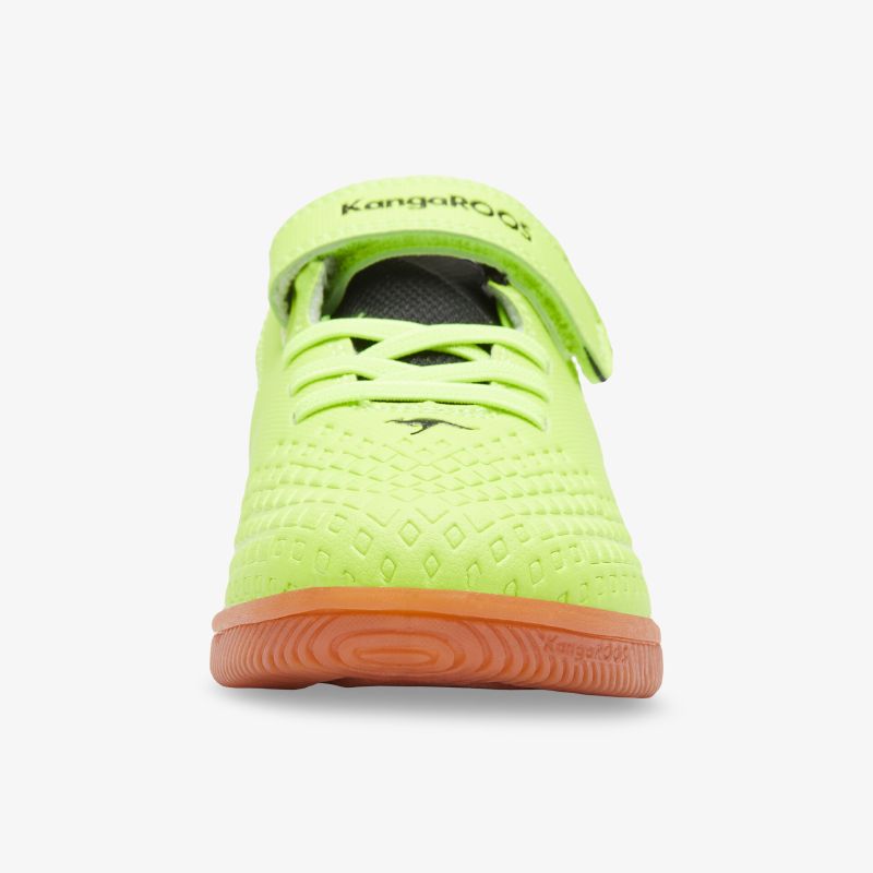 Hellgrüner Sportschuh mit rutschfester Sohle und Klettverschluss, ideal für Indoor-Sportarten.