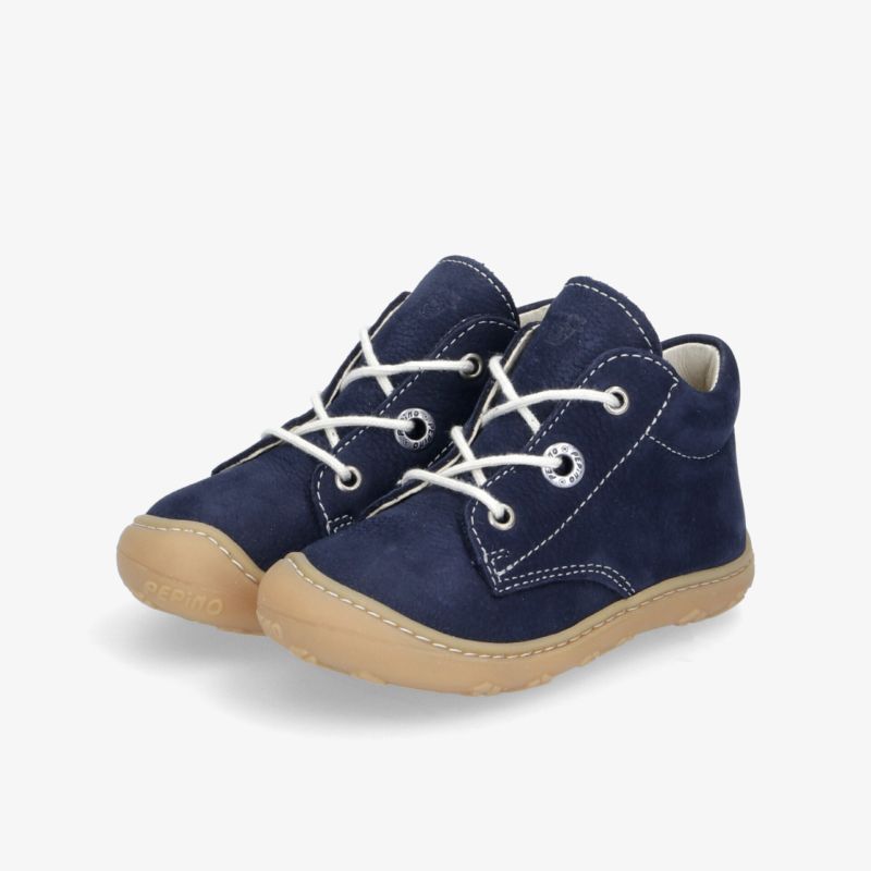 Blaue Kinderstiefel mit heller rutschfester Sohle und bequemer Passform. Perfekt für tägliche Abenteuer.