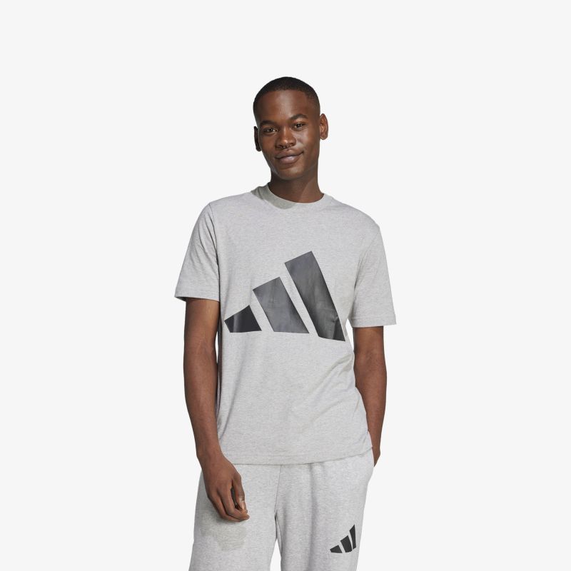 Grau meliertes Adidas T-Shirt mit großem Logo, klassischer Schnitt und bequemer Passform, vorne fotografiert