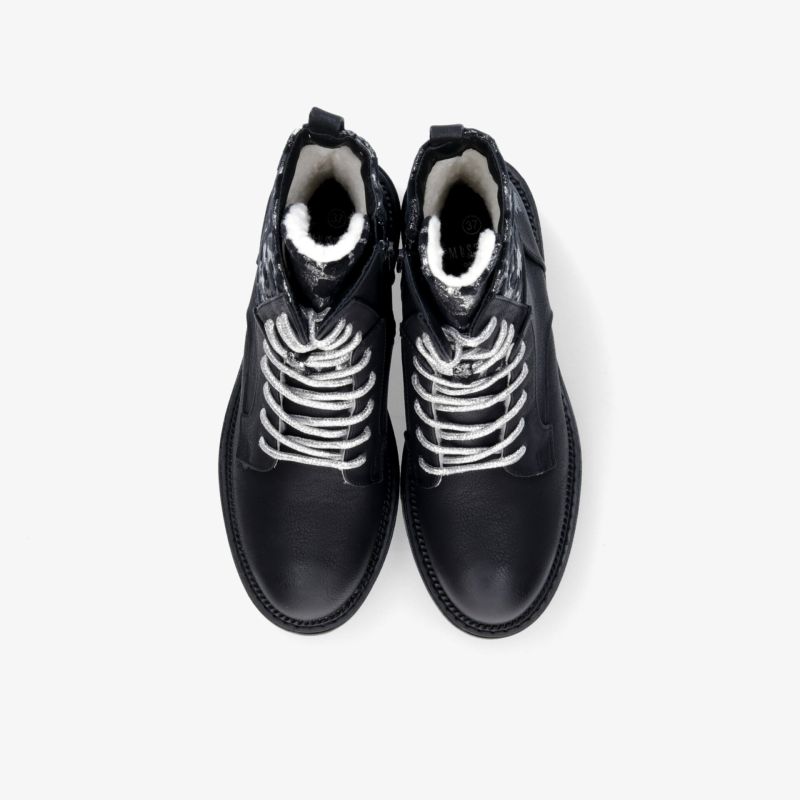 Schwarze Winterstiefel mit warmem Innenfutter, Schnürverschluss und rutschfester Sohle für optimalen Halt