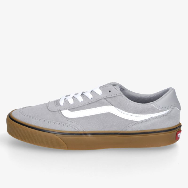 Grauer Sneaker mit brauner Gummisohle und weißen Schnürsenkeln, seitliche Ansicht, modernes und schlichtes Design