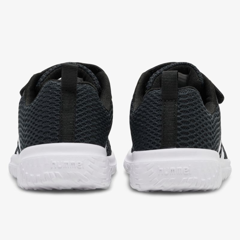 Rückansicht eines schwarzen leichten Sportschuhs mit atmungsaktivem Material und weißer rutschfester Sohle in Paaransicht