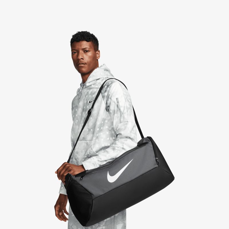 Sportliche Nike Trainings Tasche in Schwarz und Grau mit verstellbarem Schulterriemen, robust und geräumig