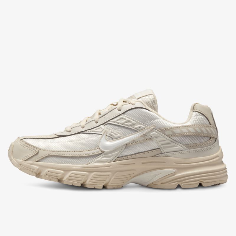 Moderner Sportschuh mit strapazierfähigem Design und hoher Atmungsaktivität.