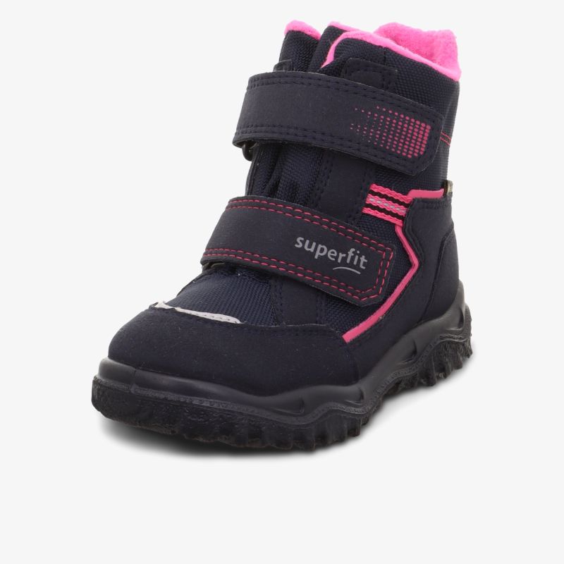 robuster Winterstiefel mit zwei verstellbaren Klettverschlüssen und rutschfester Profilsohle für kalte Tage