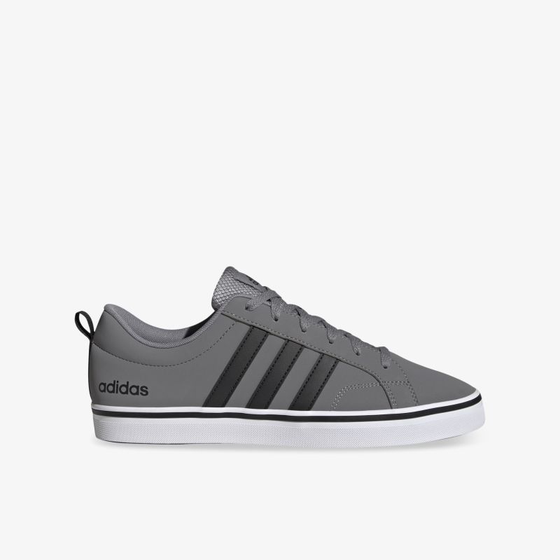 Grauer sportlicher Sneaker mit schwarzen Streifen und weißer Sohle in klarer Seitenansicht