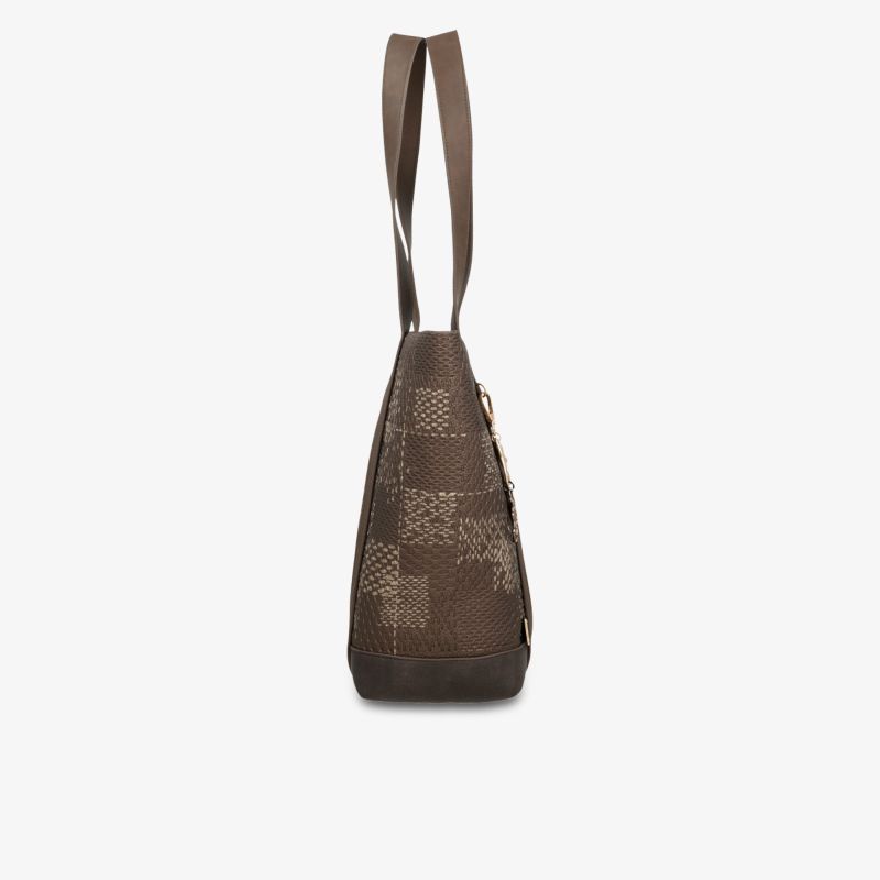 Seitliche Ansicht einer braunen Leder-Umhängetasche mit strukturierter Oberfläche und elegantem Design