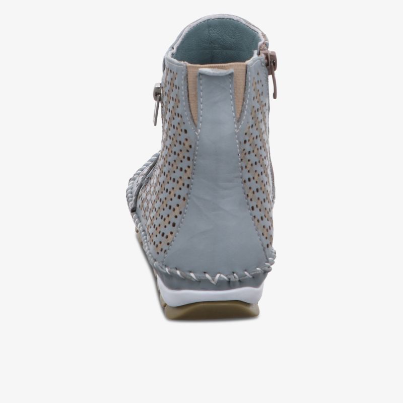 Modischer Schuh mit perforiertem Design und weicher Sohle für maximalen Komfort.