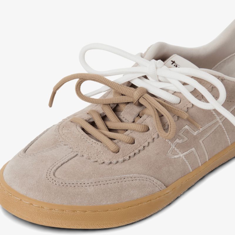 Bequemer Sneaker mit hochwertigem Material und schnürbarem Design, ideal für Alltag und flexible Nutzung