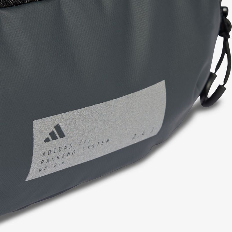 Nahaufnahme eines robusten, wetterfesten Adidas-Rucksacks mit modernem, funktionalem Design