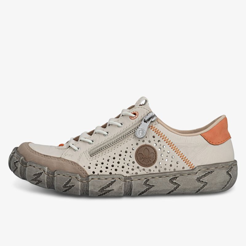 Bequemer Schuh mit robuster Sohle, weichem Leder und perforierten Details für optimalen Tragekomfort