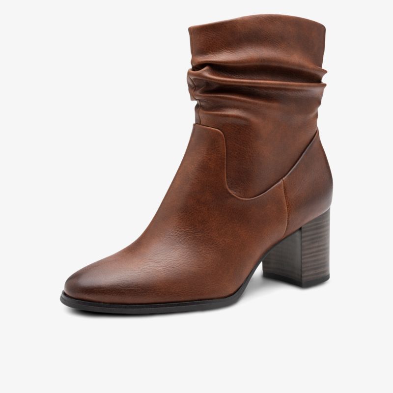 Eleganter brauner Stiefel aus weichem Leder mit mittelhohem Absatz und modischem Schaftdesign
