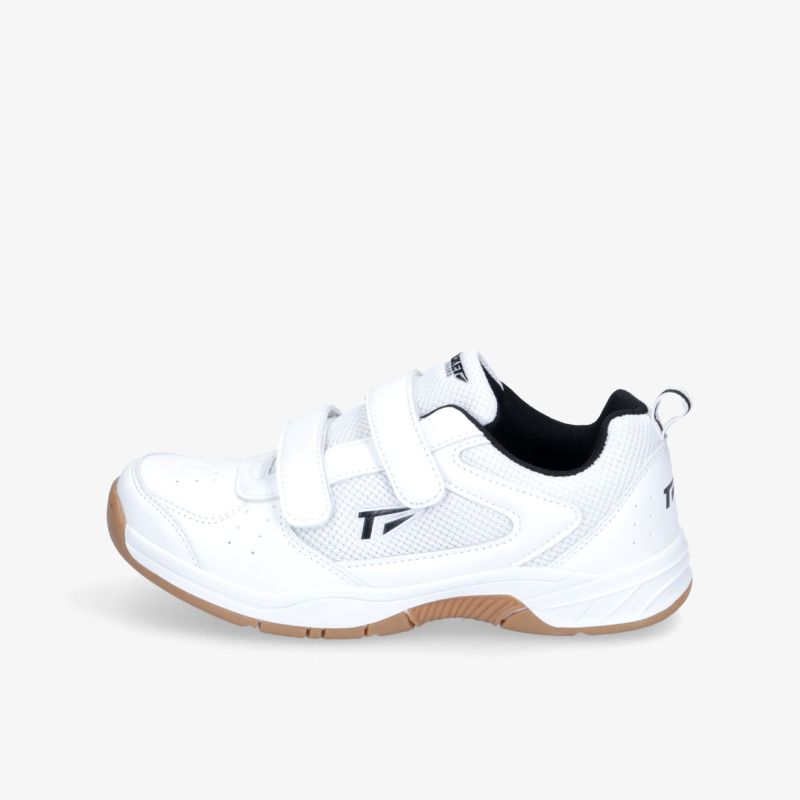 Moderner weißer Schuh mit Klettverschluss und rutschfester Sohle, ideal für sportliche Aktivitäten.